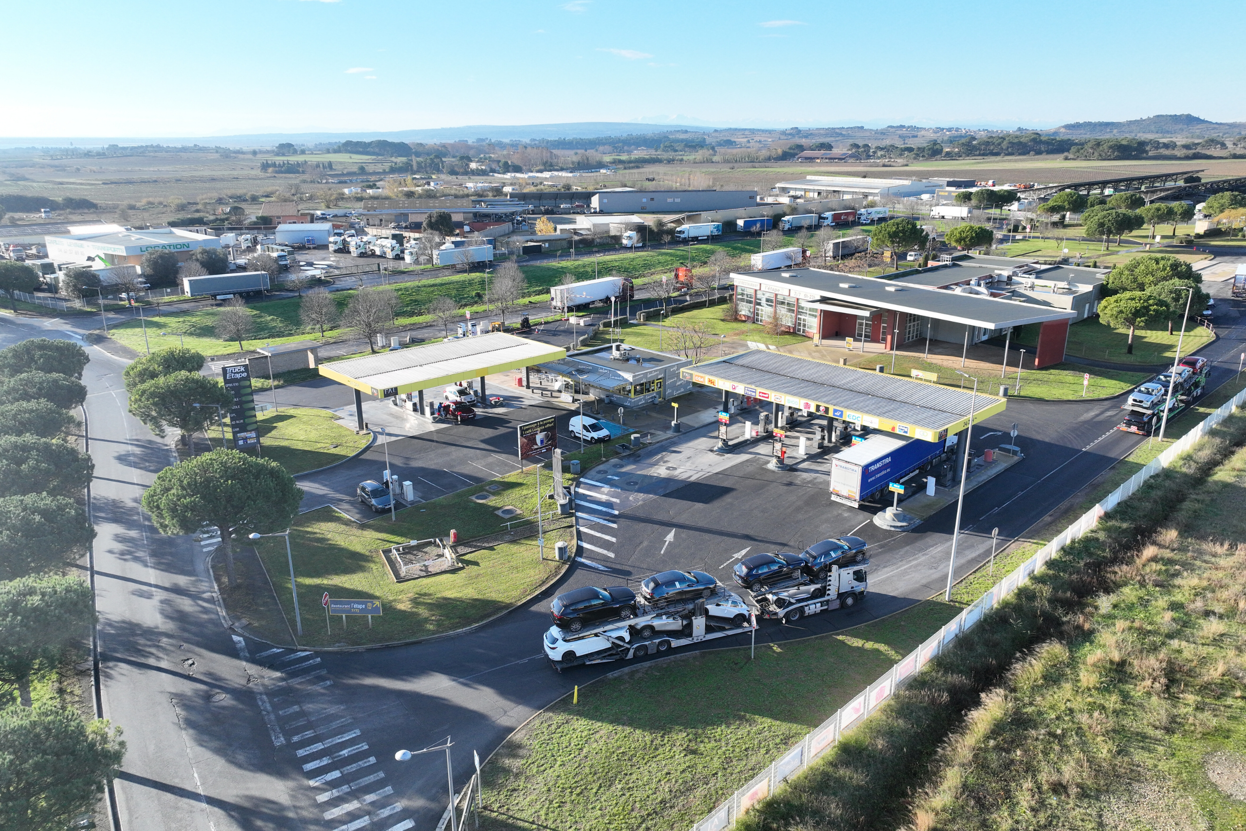 Faire le plein de carburant est souvent une étape incontournable sur la route. Mais pourquoi ne pas en profiter pour faire aussi une pause agréable et gourmande ? Dans notre station-service FAL DISTRI à Vendres, nous avons pensé bien au-delà du simple ravitaillement. Notre boutique accueillante, animée par une équipe chaleureuse et disponible, vous permet de transformer un arrêt rapide en véritable moment de détente. Une offre complète pour une pause réussie Que vous soyez chauffeur routier, professionnel en déplacement ou simplement de passage, notre boutique vous propose une large sélection de produits adaptés à tous les besoins : Sandwichs frais Paninis préparés sur place Encas sucrés et salés Produits d’épicerie Boissons chaudes et froides Idéal pour une pause rapide, un déjeuner sur le pouce ou un moment gourmand avant de reprendre la route. Une station-service pensée pour votre confort Notre objectif est simple : vous offrir plus qu’un simple arrêt carburant. Chez nous, vous profitez d’un espace propre, pratique et convivial, où tout est organisé pour vous faire gagner du temps tout en vous garantissant qualité et service. Ici, on ne fait pas que le plein de carburant. On fait aussi le plein d’énergie. Rendez-vous sortie 36 sur l’A9 Rue de Vienne - Via Europa Ouest 34350 Vendres (suivre Truck Etape Béziers)