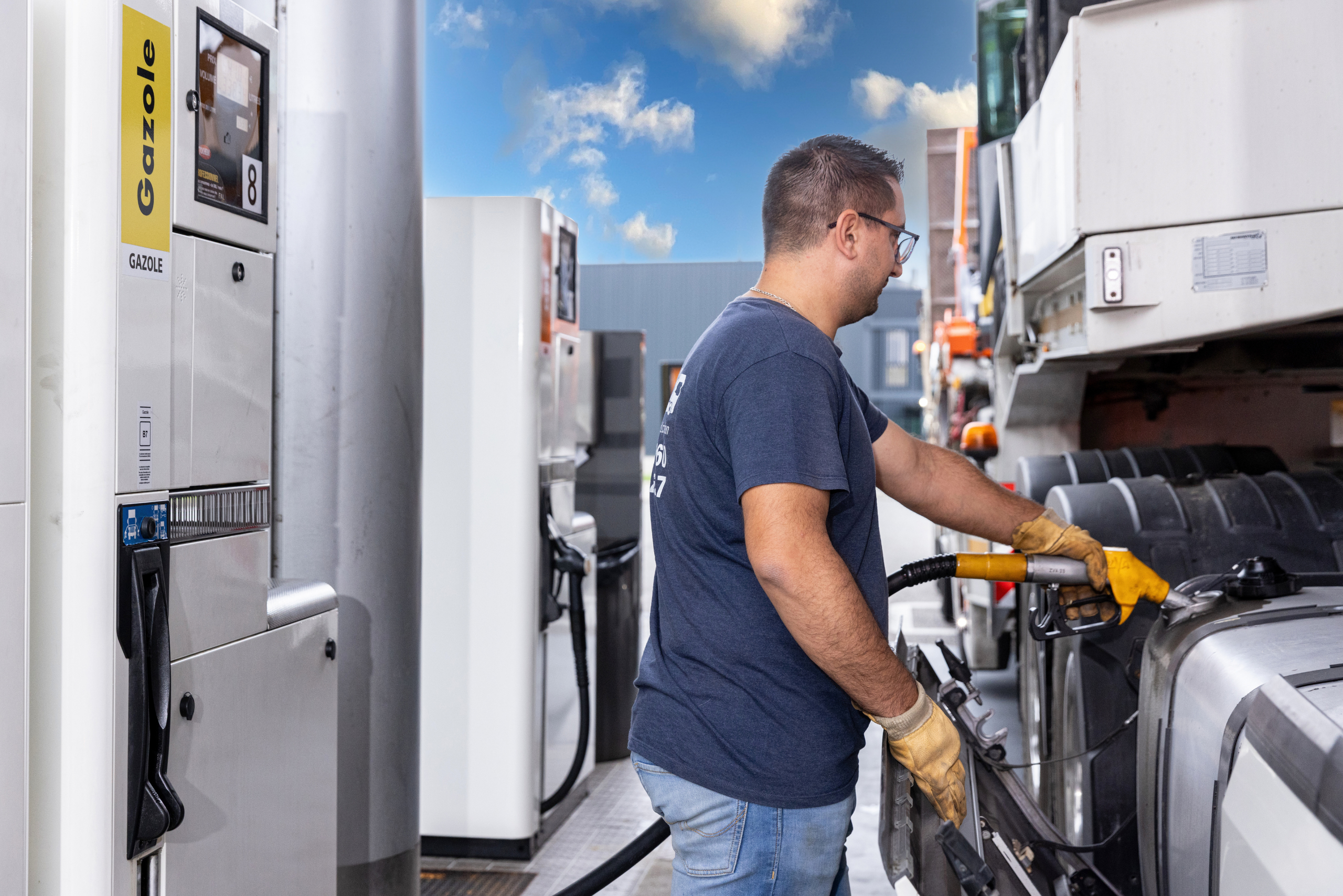 Faire le plein de carburant est souvent une étape incontournable sur la route. Mais pourquoi ne pas en profiter pour faire aussi une pause agréable et gourmande ?</p>
<p>Dans notre station-service FAL DISTRI à Vendres, nous avons pensé bien au-delà du simple ravitaillement. Notre boutique accueillante, animée par une équipe chaleureuse et disponible, vous permet de transformer un arrêt rapide en véritable moment de détente.</p>
<p>Une offre complète pour une pause réussie<br />
Que vous soyez chauffeur routier, professionnel en déplacement ou simplement de passage, notre boutique vous propose une large sélection de produits adaptés à tous les besoins :<br />
Sandwichs frais<br />
Paninis préparés sur place<br />
Encas sucrés et salés<br />
Produits d’épicerie<br />
Boissons chaudes et froides</p>
<p>Idéal pour une pause rapide, un déjeuner sur le pouce ou un moment gourmand avant de reprendre la route.</p>
<p>Une station-service pensée pour votre confort<br />
Notre objectif est simple : vous offrir plus qu’un simple arrêt carburant.</p>
<p>Chez nous, vous profitez d’un espace propre, pratique et convivial, où tout est organisé pour vous faire gagner du temps tout en vous garantissant qualité et service.</p>
<p>Ici, on ne fait pas que le plein de carburant. On fait aussi le plein d’énergie.</p>
<p>Rendez-vous sortie 36 sur l’A9<br />
Rue de Vienne - Via Europa Ouest<br />
34350 Vendres (suivre Truck Etape Béziers)