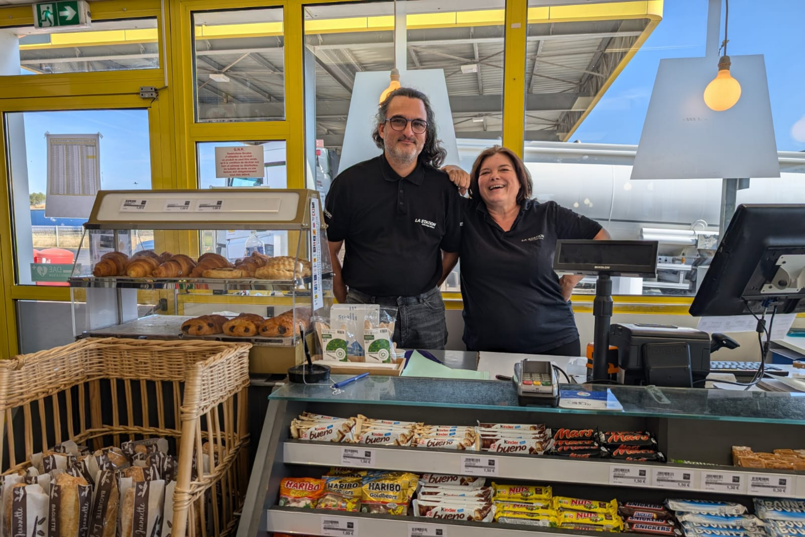Faire le plein de carburant est souvent une étape incontournable sur la route. Mais pourquoi ne pas en profiter pour faire aussi une pause agréable et gourmande ?</p>
<p>Dans notre station-service FAL DISTRI à Vendres, nous avons pensé bien au-delà du simple ravitaillement. Notre boutique accueillante, animée par une équipe chaleureuse et disponible, vous permet de transformer un arrêt rapide en véritable moment de détente.</p>
<p>Une offre complète pour une pause réussie<br />
Que vous soyez chauffeur routier, professionnel en déplacement ou simplement de passage, notre boutique vous propose une large sélection de produits adaptés à tous les besoins :<br />
Sandwichs frais<br />
Paninis préparés sur place<br />
Encas sucrés et salés<br />
Produits d’épicerie<br />
Boissons chaudes et froides</p>
<p>Idéal pour une pause rapide, un déjeuner sur le pouce ou un moment gourmand avant de reprendre la route.</p>
<p>Une station-service pensée pour votre confort<br />
Notre objectif est simple : vous offrir plus qu’un simple arrêt carburant.</p>
<p>Chez nous, vous profitez d’un espace propre, pratique et convivial, où tout est organisé pour vous faire gagner du temps tout en vous garantissant qualité et service.</p>
<p>Ici, on ne fait pas que le plein de carburant. On fait aussi le plein d’énergie.</p>
<p>Rendez-vous sortie 36 sur l’A9<br />
Rue de Vienne - Via Europa Ouest<br />
34350 Vendres (suivre Truck Etape Béziers)