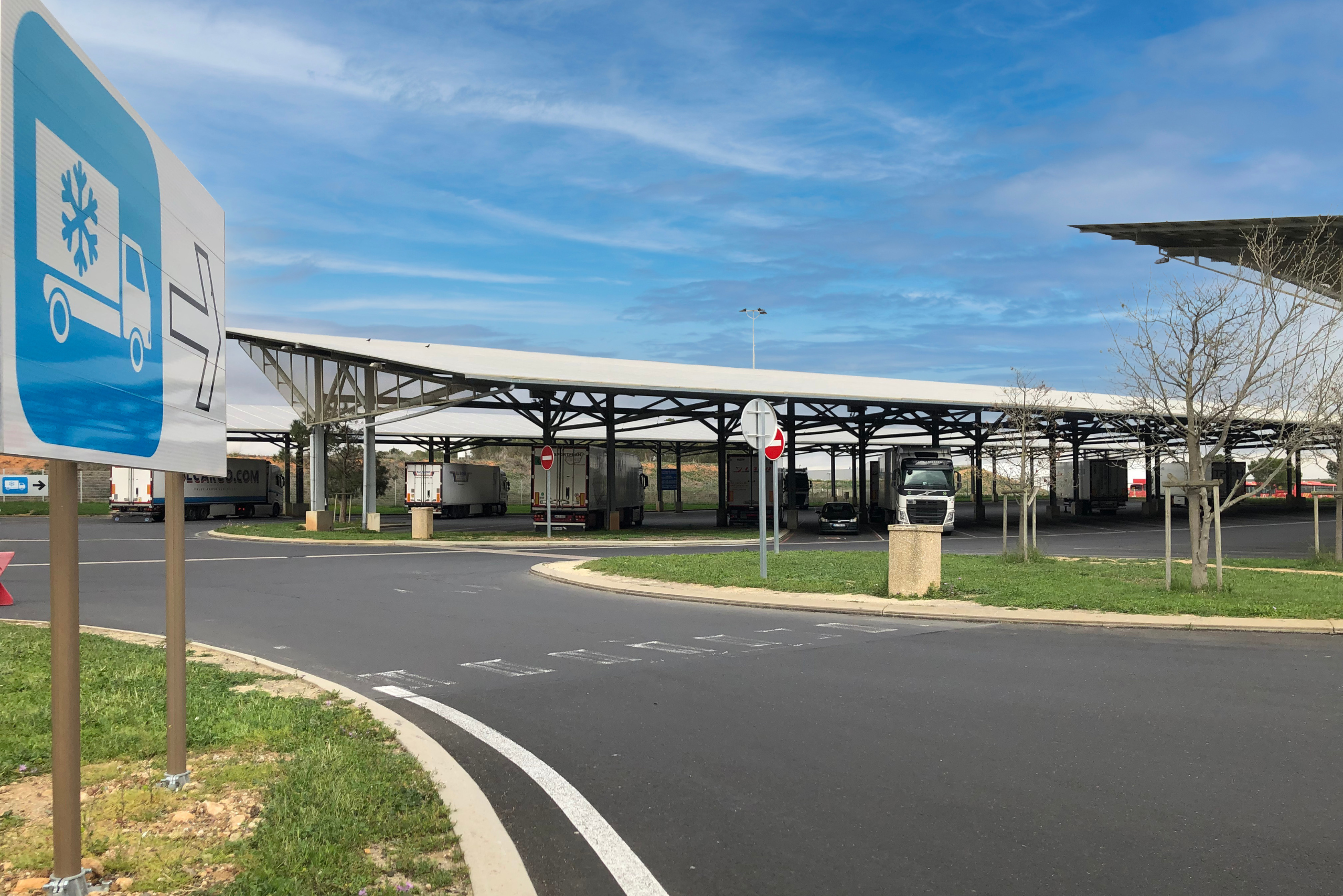 Camions frigorifiques parking poids lourds gardienné et sécurisé Truck Étape Béziers Vendres